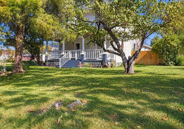 Photo 2 of Single family home for sale at 724 W Cedar St, Durant, OK 74701 | MLS# 2636700 | Listing updated on 2026-10-07