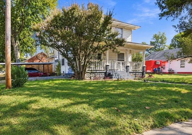 Photo 3 of Single family home for sale at 724 W Cedar St, Durant, OK 74701 | MLS# 2636700 | Listing updated on 2026-10-07