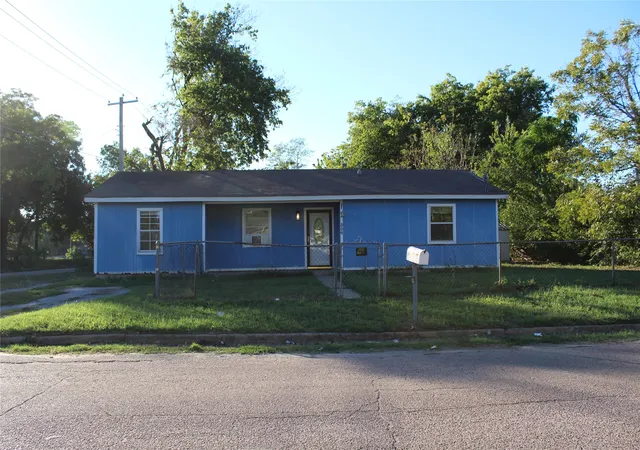 Photo 1 of Single family home for sale at 309 S 3rd Avenue, Durant, OK 74701 | MLS# 2636570 | Listing updated on 2026-10-08