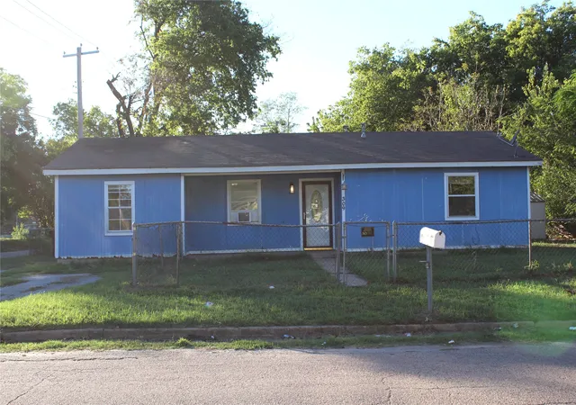Photo 2 of Single family home for sale at 309 S 3rd Avenue, Durant, OK 74701 | MLS# 2636570 | Listing updated on 2026-10-08