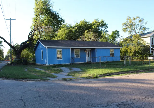 Photo 3 of Single family home for sale at 309 S 3rd Avenue, Durant, OK 74701 | MLS# 2636570 | Listing updated on 2026-10-08