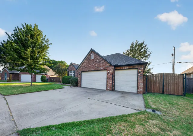Photo 3 of Single family home for sale at 10104 N 114th Eastavenue, Owasso, OK 74055 | MLS# 2636711 | Listing updated on 2026-10-08