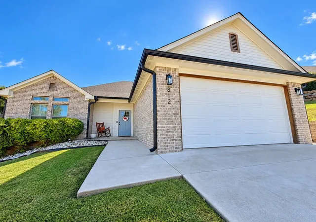 Photo 1 of Single family home for sale at 812 E Finley Ridge Dr, Tahlequah, OK 74464 | MLS# 2636739 | Listing updated on 2026-10-08