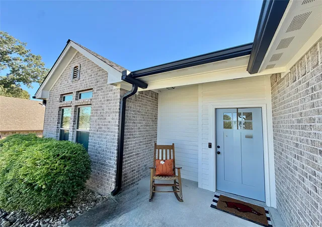 Photo 2 of Single family home for sale at 812 E Finley Ridge Dr, Tahlequah, OK 74464 | MLS# 2636739 | Listing updated on 2026-10-08