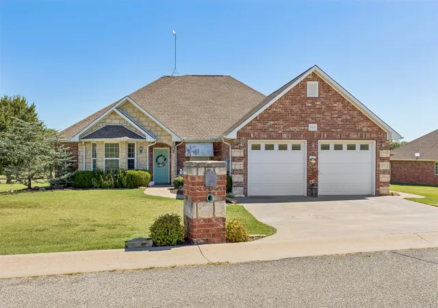 Single family home for sale at 923 S Country Clb Dr, Cushing, OK 74023 | MLS# 2636721