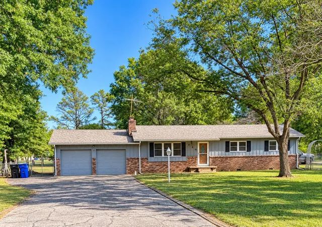 Photo 2 of Single family home for sale at 220 W Atlanta St, Broken Arrow, OK 74012 | MLS# 2636810 | Listing updated on 2026-10-08