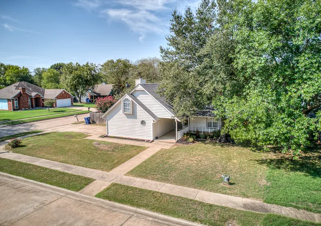 Photo 3 of Single family home for sale at 2900 E Reno St, Broken Arrow, OK 74014 | MLS# 2636382 | Listing updated on 2026-10-08
