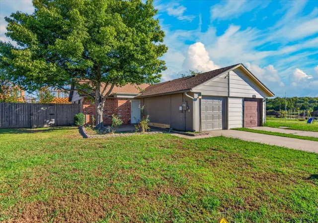 Photo 3 of Single family home for sale at 721 Acorn Dr, Bartlesville, OK 74003 | MLS# 2636811 | Listing updated on 2026-10-08