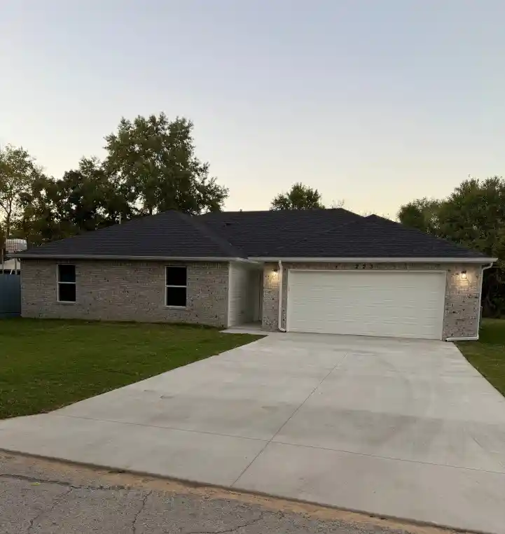 Photo 1 of Single family home for sale at 223 E Ross Ave, Sapulpa, OK 74066 | MLS# 2637236 | Listing updated on 2026-10-13
