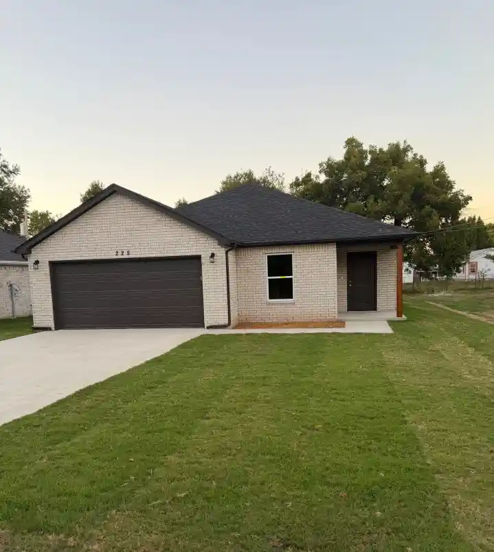 Photo 1 of Single family home for sale at 225 E Ross Ave, Sapulpa, OK 74066 | MLS# 2637239 | Listing updated on 2026-10-13
