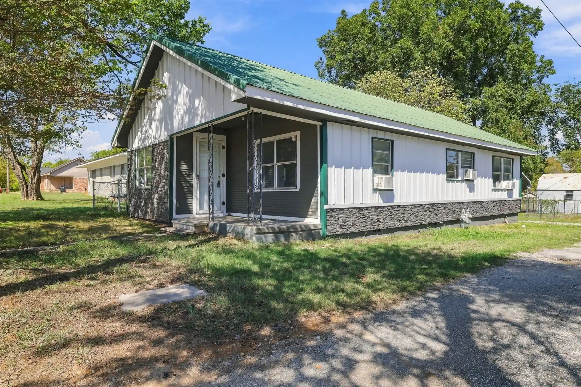 Photo 1 of Single family home for sale at 214 W Mulberry, Durant, OK 74701 | MLS# 2637610 | Listing updated on 2026-10-28