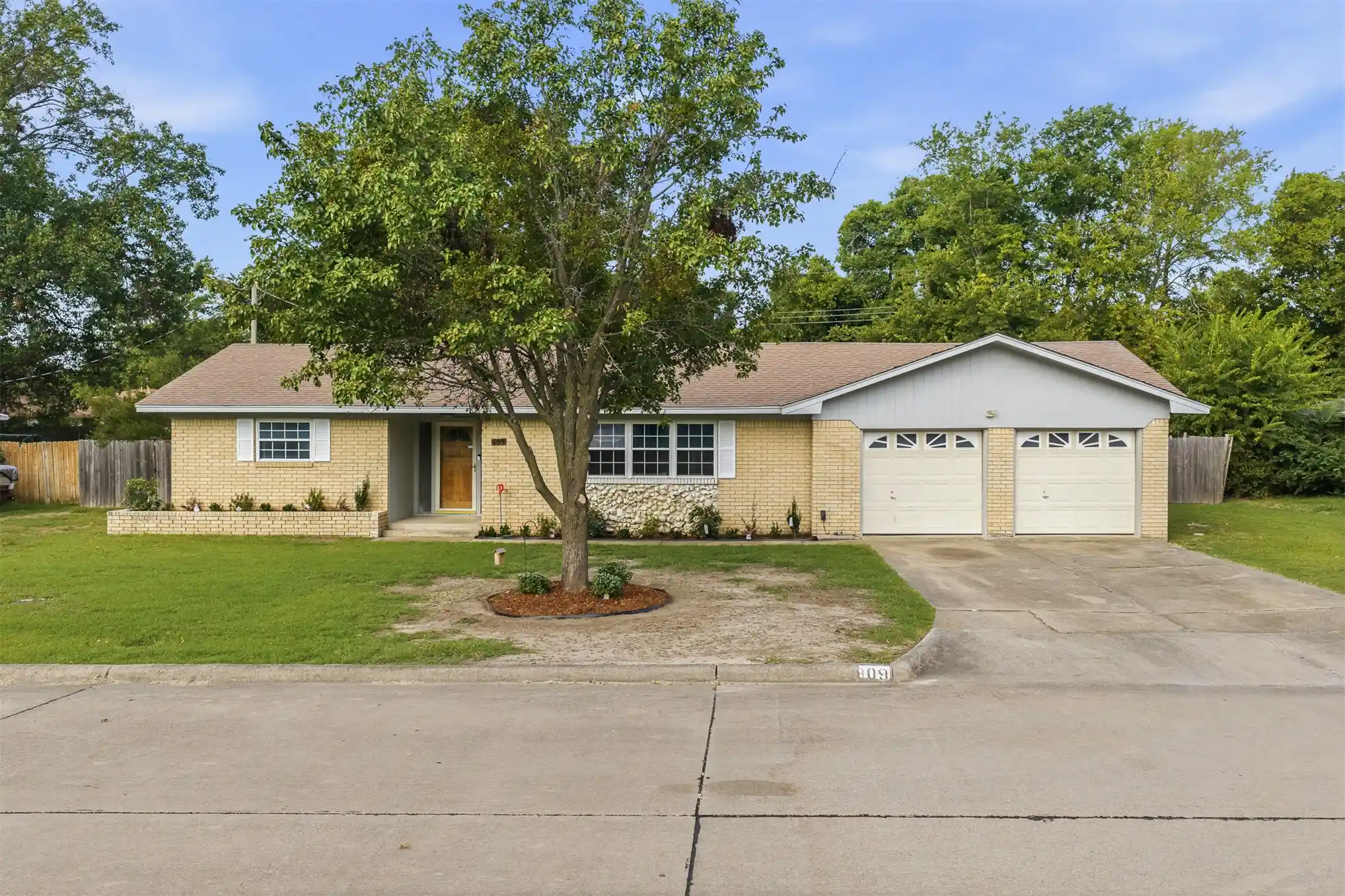 Photo 1 of Sale Pending at 809 Pershing Dr W, Ardmore, OK 73401 | MLS# 2637424 | Listing updated on 2026-10-28