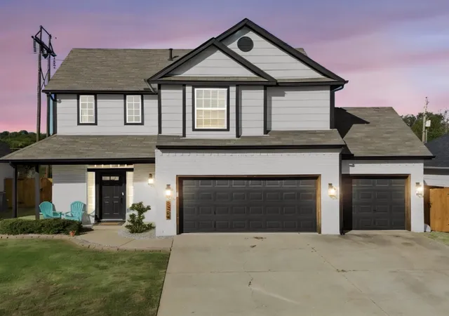 Single family home for sale at 3304 N 1st Street, Broken Arrow, OK 74012 | MLS# 2637451