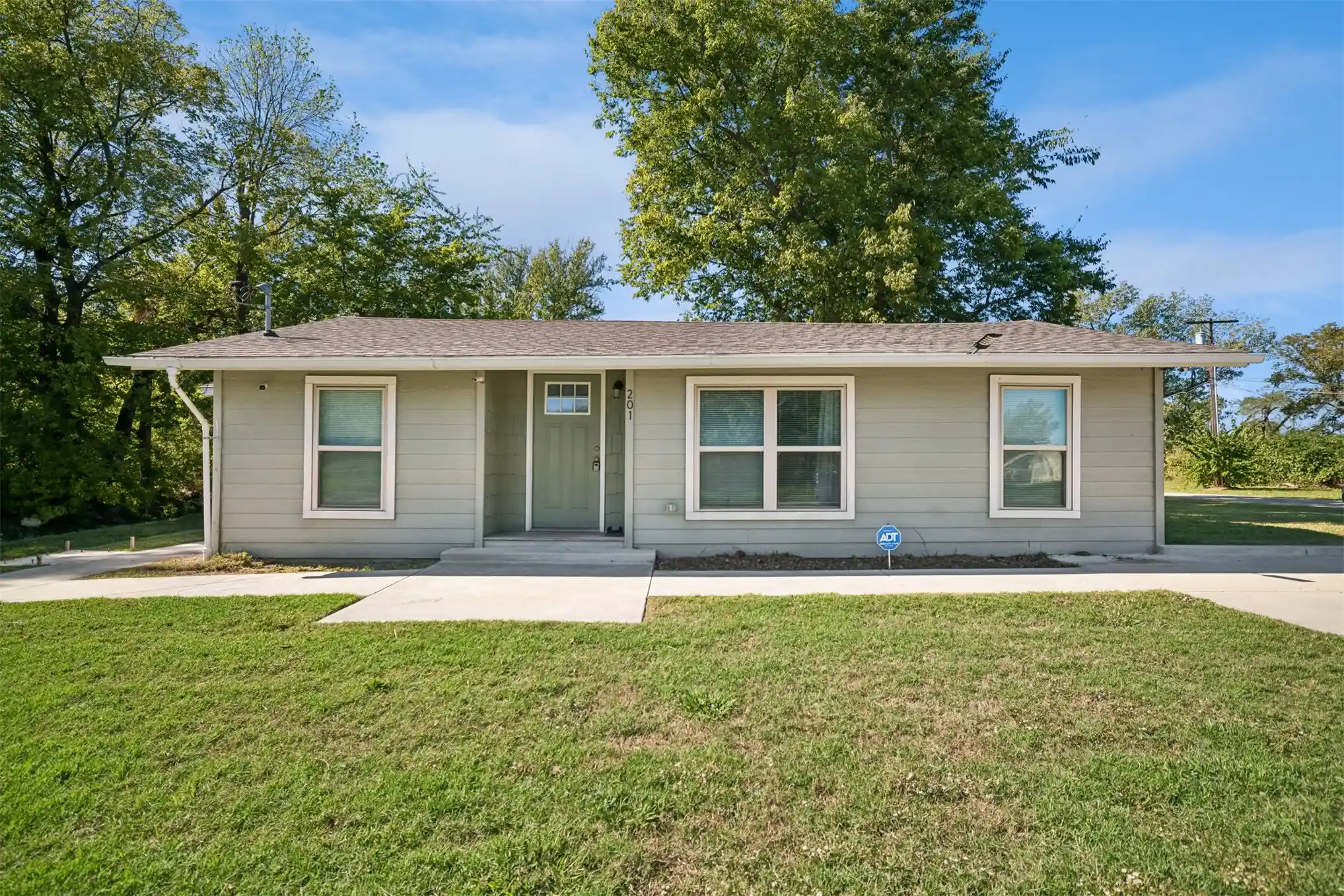Photo 1 of Single family home for sale at 201 S Lincoln Ave, Wagoner, OK 74467 | MLS# 2638670 | Listing updated on 2026-10-24