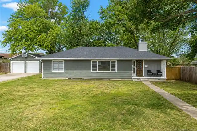 Single family home for sale at 211 SE Queenstown Ave, Bartlesville, OK 74006 | MLS# 2638884
