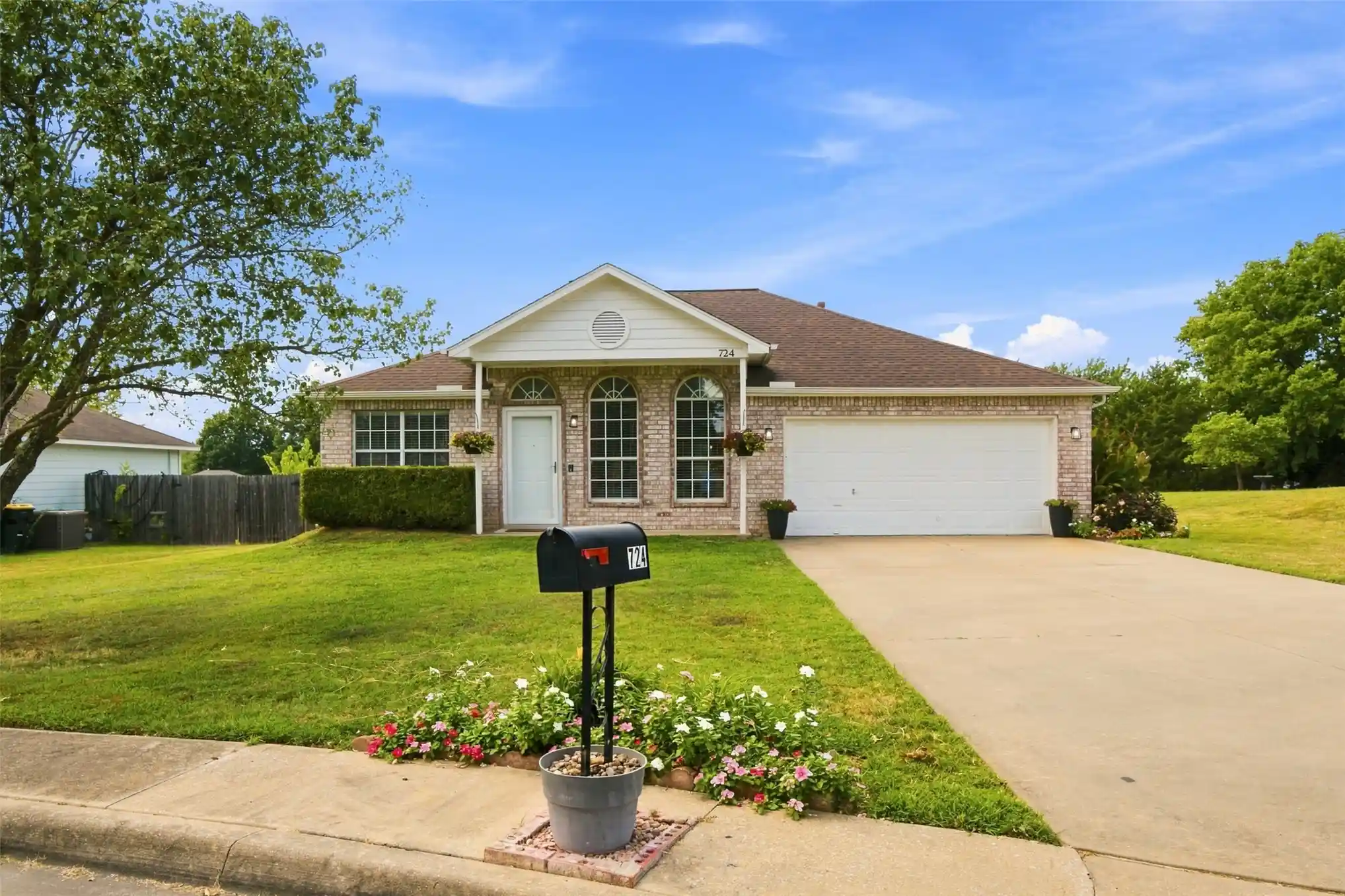 Single family home for sale at 724 N Bixby St, Coweta, OK 74429 | MLS# 2637849