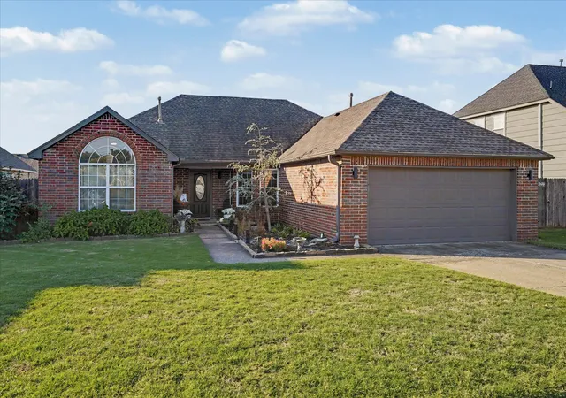 Single family home for sale at 1307 W Pittsburg Eastplace, Broken Arrow, OK 74012 | MLS# 2638975