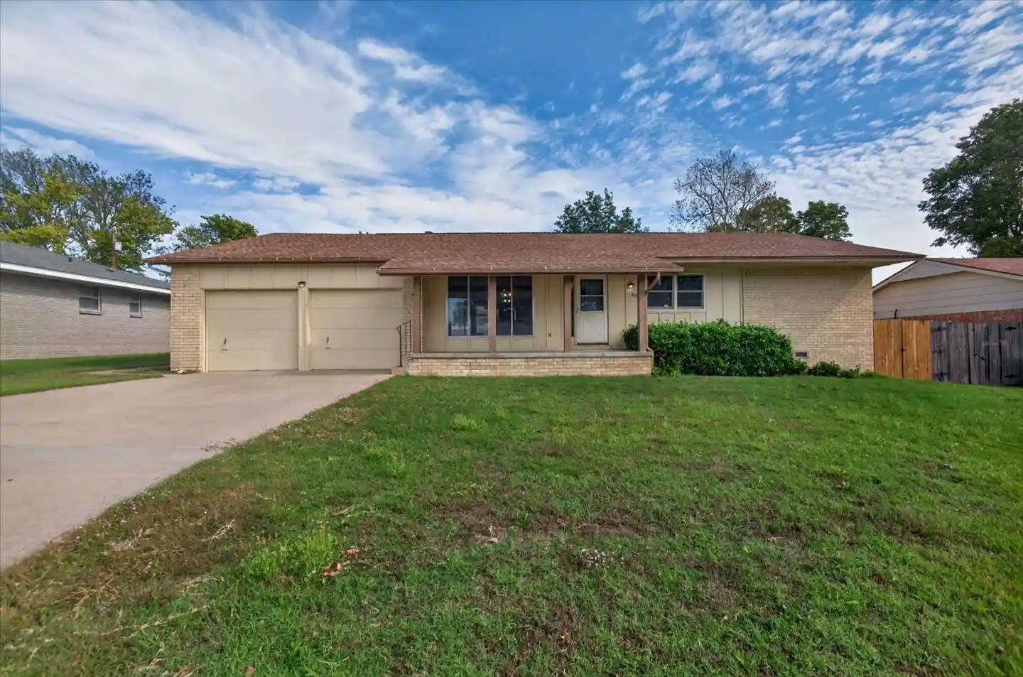 Single family home for sale at 824 Crown Dr, Bartlesville, OK 74006 | MLS# 2639168