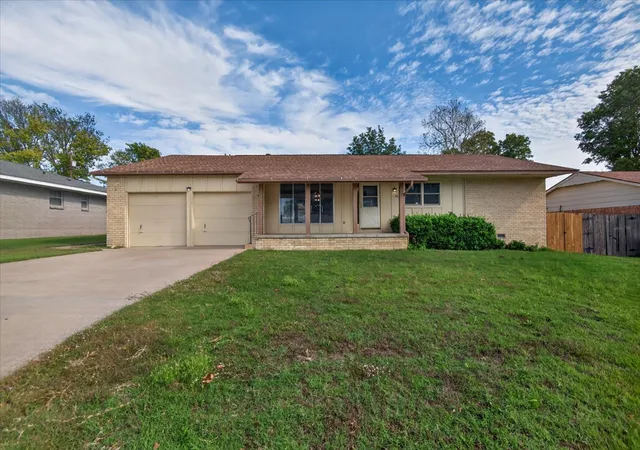 Single family home for sale at 824 Crown Dr, Bartlesville, OK 74006 | MLS# 2639168