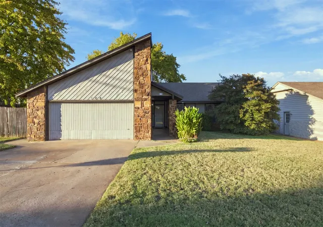 Single family home for sale at 508 W Albuquerque St, Broken Arrow, OK 74011 | MLS# 2639304