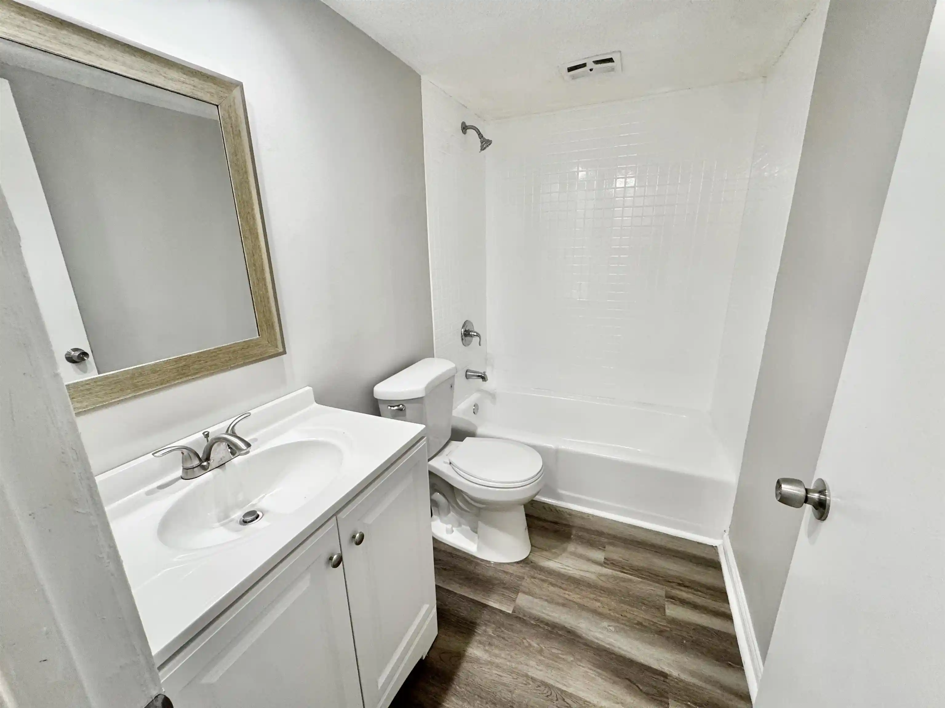 Listing Photo 4 - Condo for sale in building located at 1202 Middle Ct Ct, Memphis, TN 38119 - Unit #101
