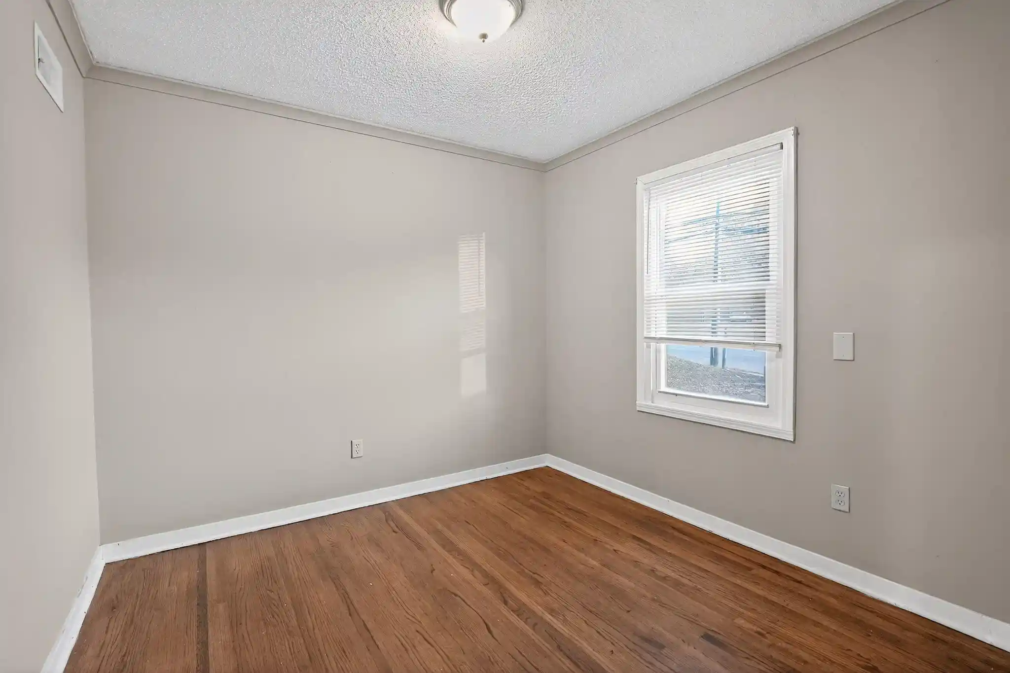 Photo 3 of Sale Pending at 2036 St Elmo Ave, Memphis, TN 38127 | MLS# 10210863 | Listing updated on 2026-09-11