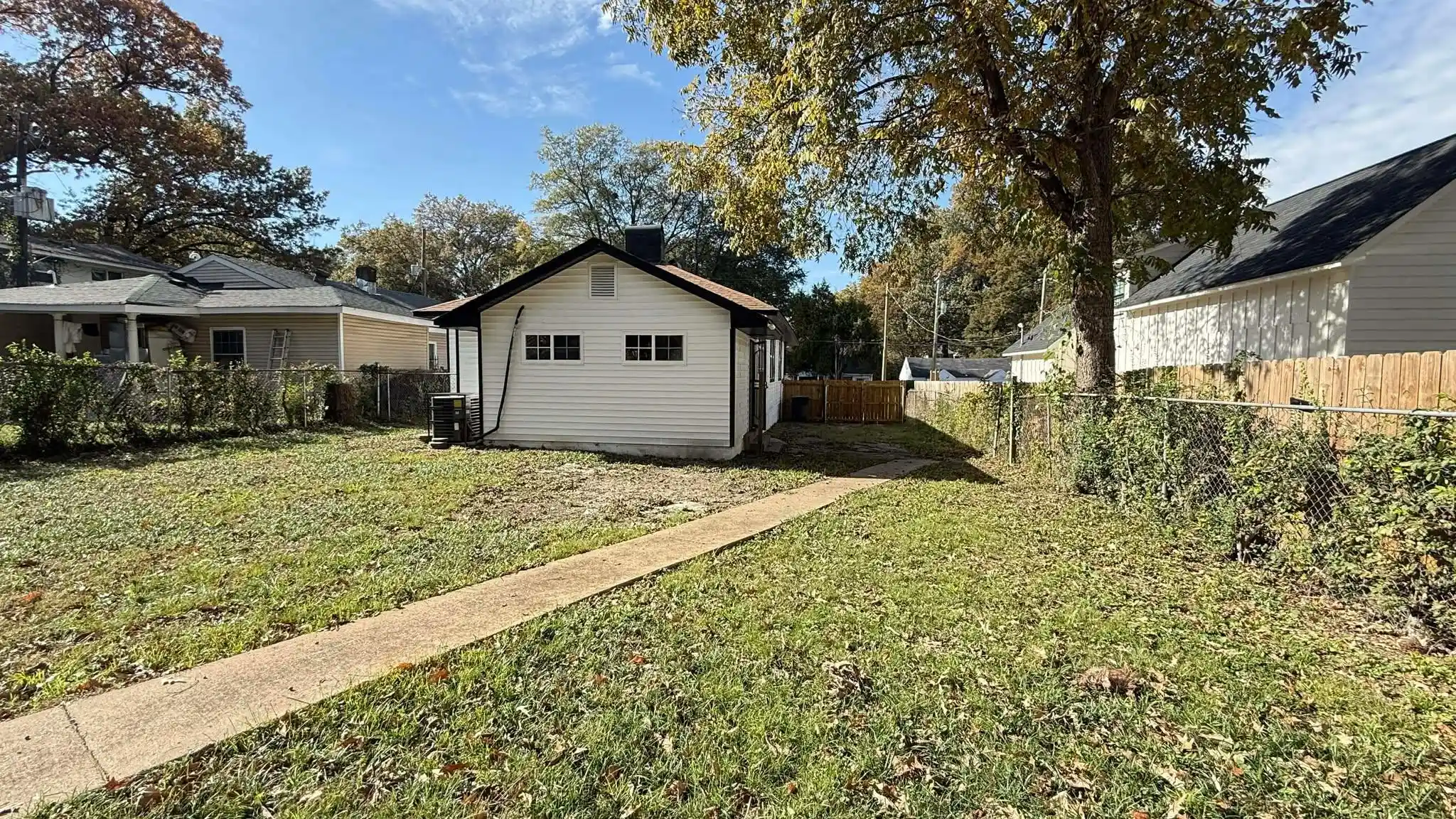 Photo 3 of Single family home for sale at 226 N Hollywood St, Memphis, TN 38112 | MLS# 10211068 | Listing updated on 2025-12-10