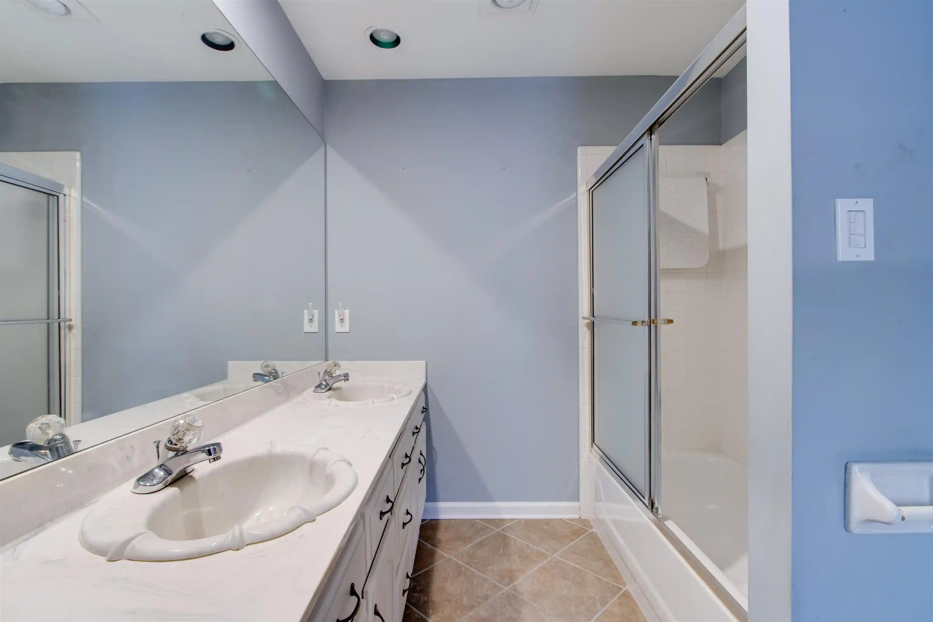 Photo 2 of Sale Pending at 8796 E Plantation Oaks Dr, Cordova, TN 38018 | MLS# 10211333 | Listing updated on 2026-09-10