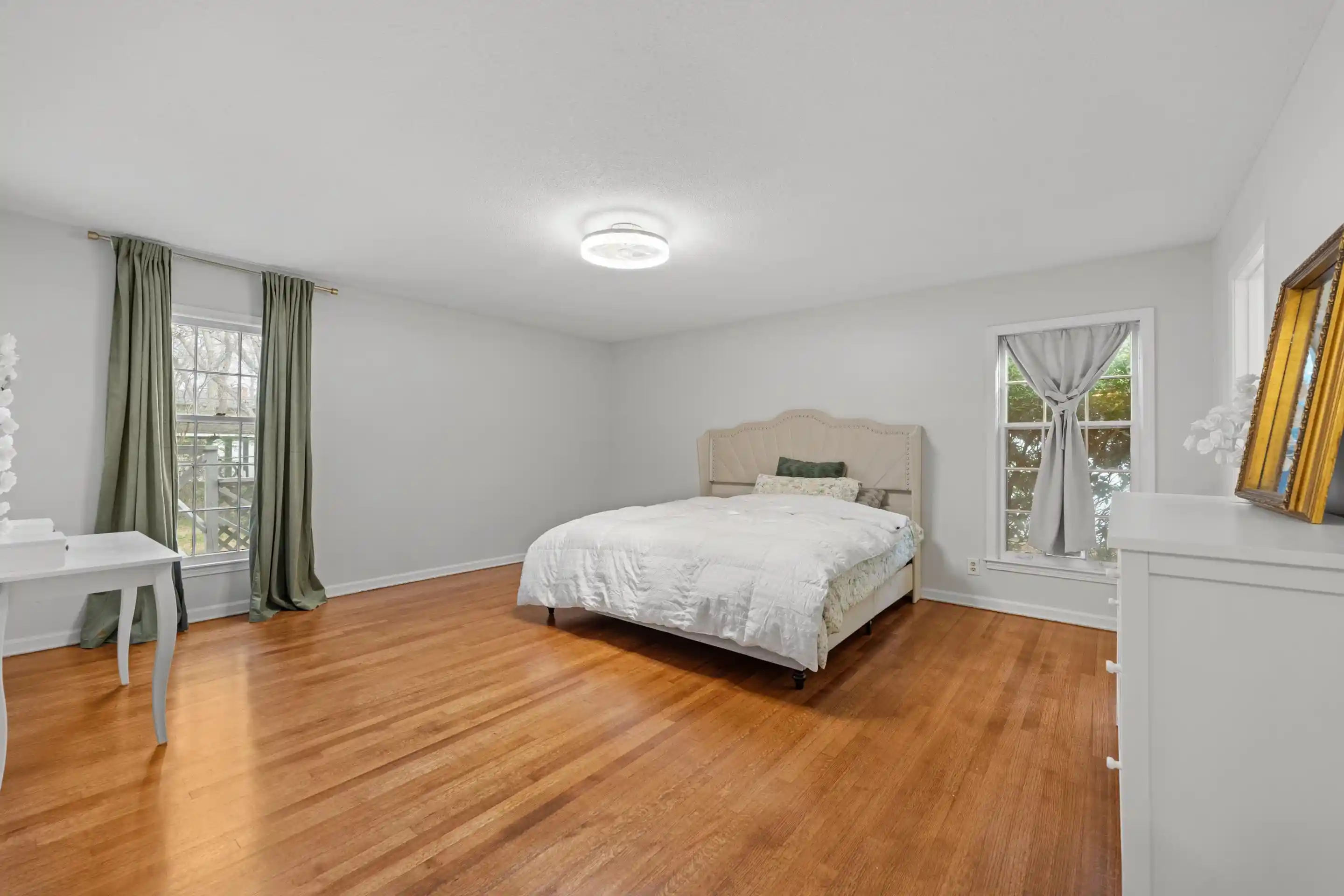 Photo 2 of Single family home for sale at 5330 Walnut Grv Rd, Memphis, TN 38120 | MLS# 10212772 | Listing updated on 2026-09-04