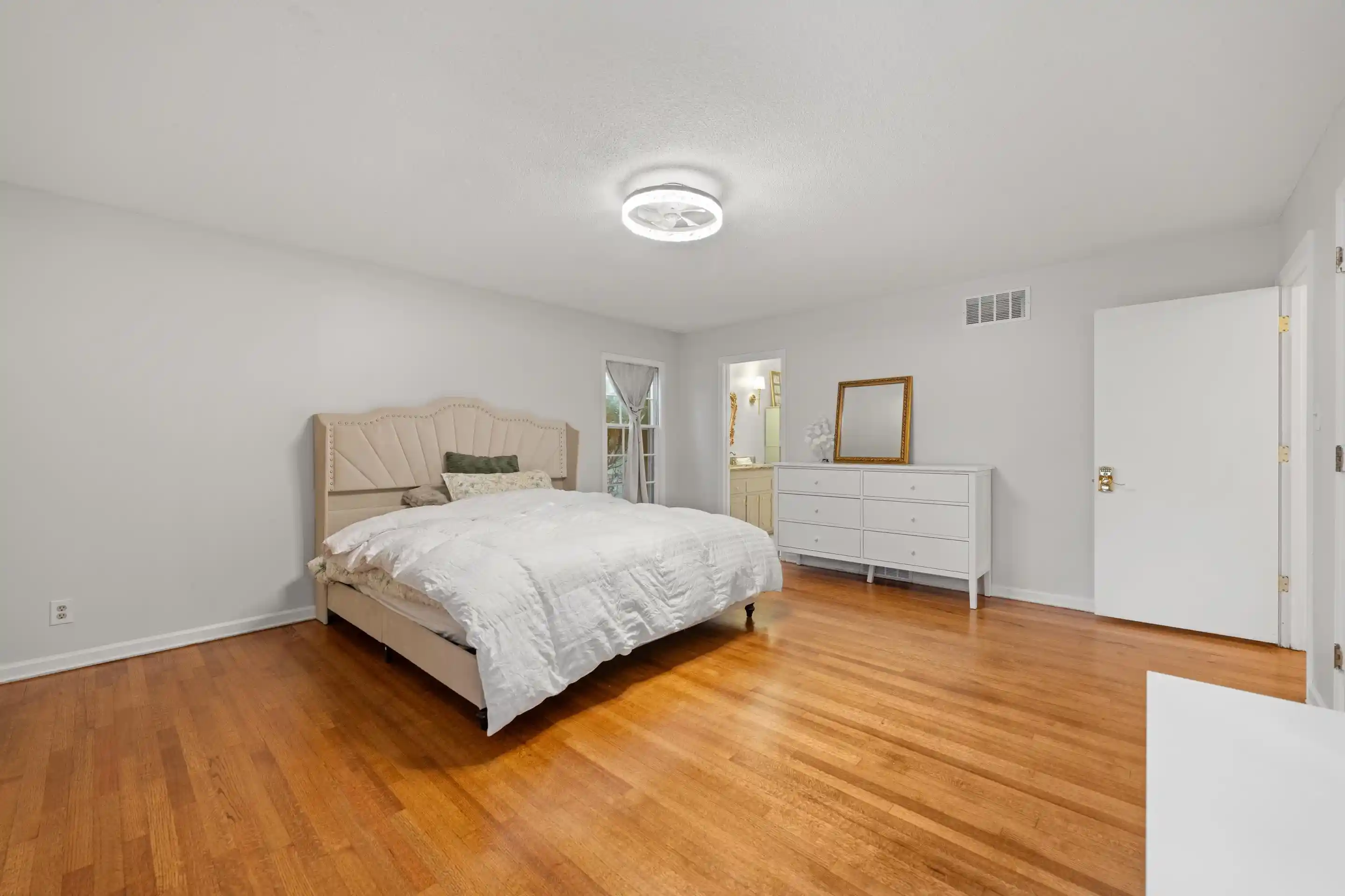 Photo 3 of Single family home for sale at 5330 Walnut Grv Rd, Memphis, TN 38120 | MLS# 10212772 | Listing updated on 2026-09-04