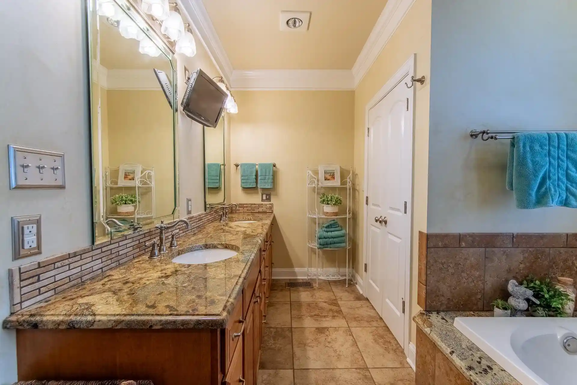 4th image of 1240 Point Grand Dr, Savannah, TN 38372 | MLS# 10214947