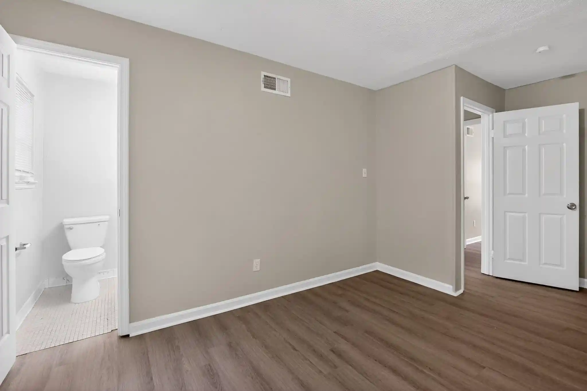 Photo 4 of Sale Pending at 3709 Blf Wood Dr, Memphis, TN 38128 | MLS# 10217318 | Listing updated on 2026-09-14