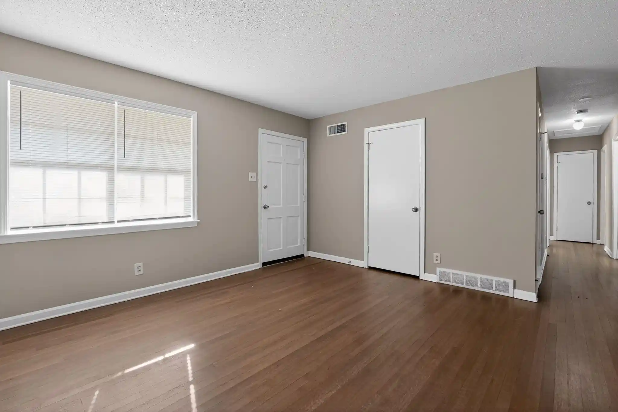 Photo 3 of Sale Pending at 3519 Naylor Dr, Memphis, TN 38128 | MLS# 10217596 | Listing updated on 2026-09-14
