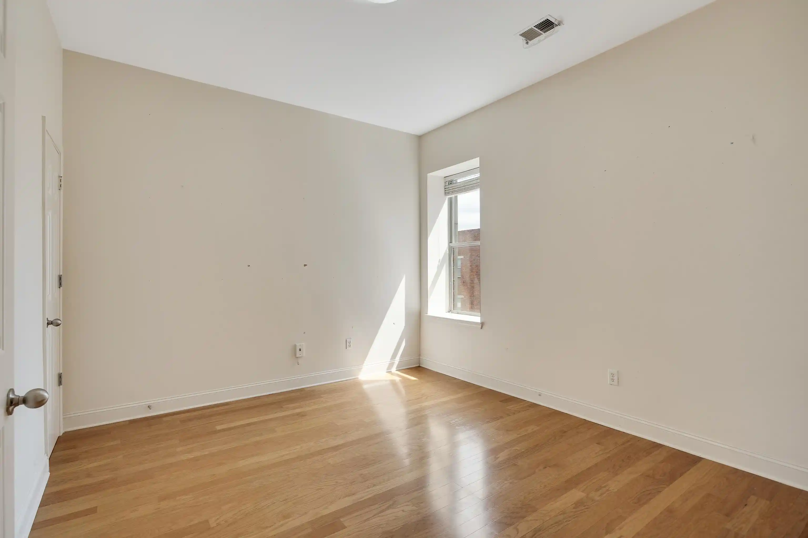 Listing Photo 2 - Condo for sale in building located at 21 Mina Ave, Memphis, TN 38103 - Unit #309