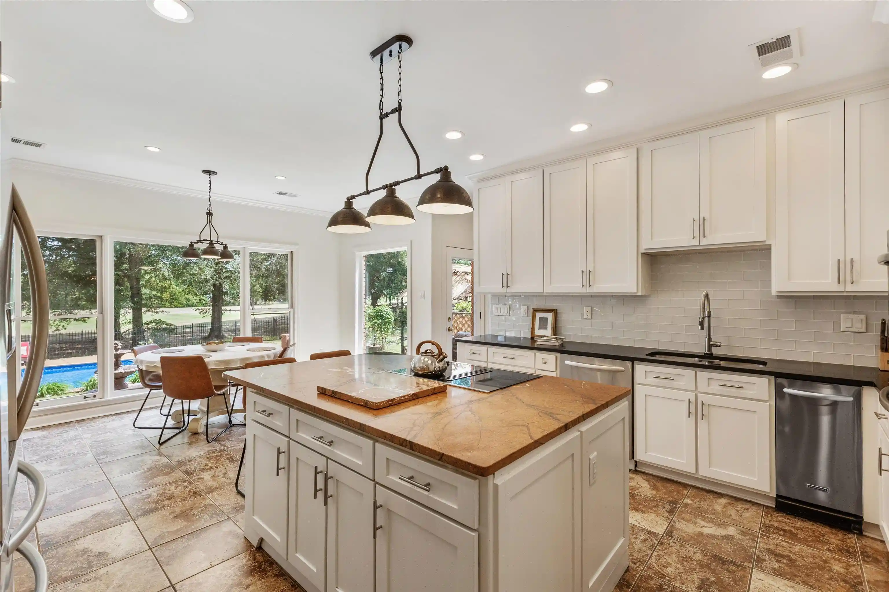 Photo 2 of Sale Pending at 2800 E Levee Oaks Dr, Collierville, TN 38017 | MLS# 10219105 | Listing updated on 2026-09-17