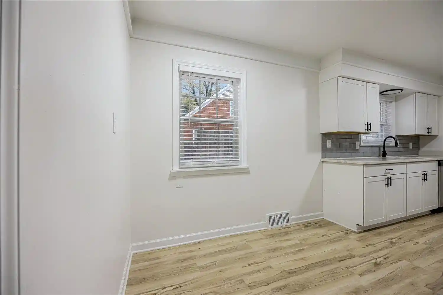 Photo 3 of Single family home for sale at 505 Eastbourne Pl, Memphis, TN 38117 | MLS# 10219211 | Listing updated on 2026-04-14