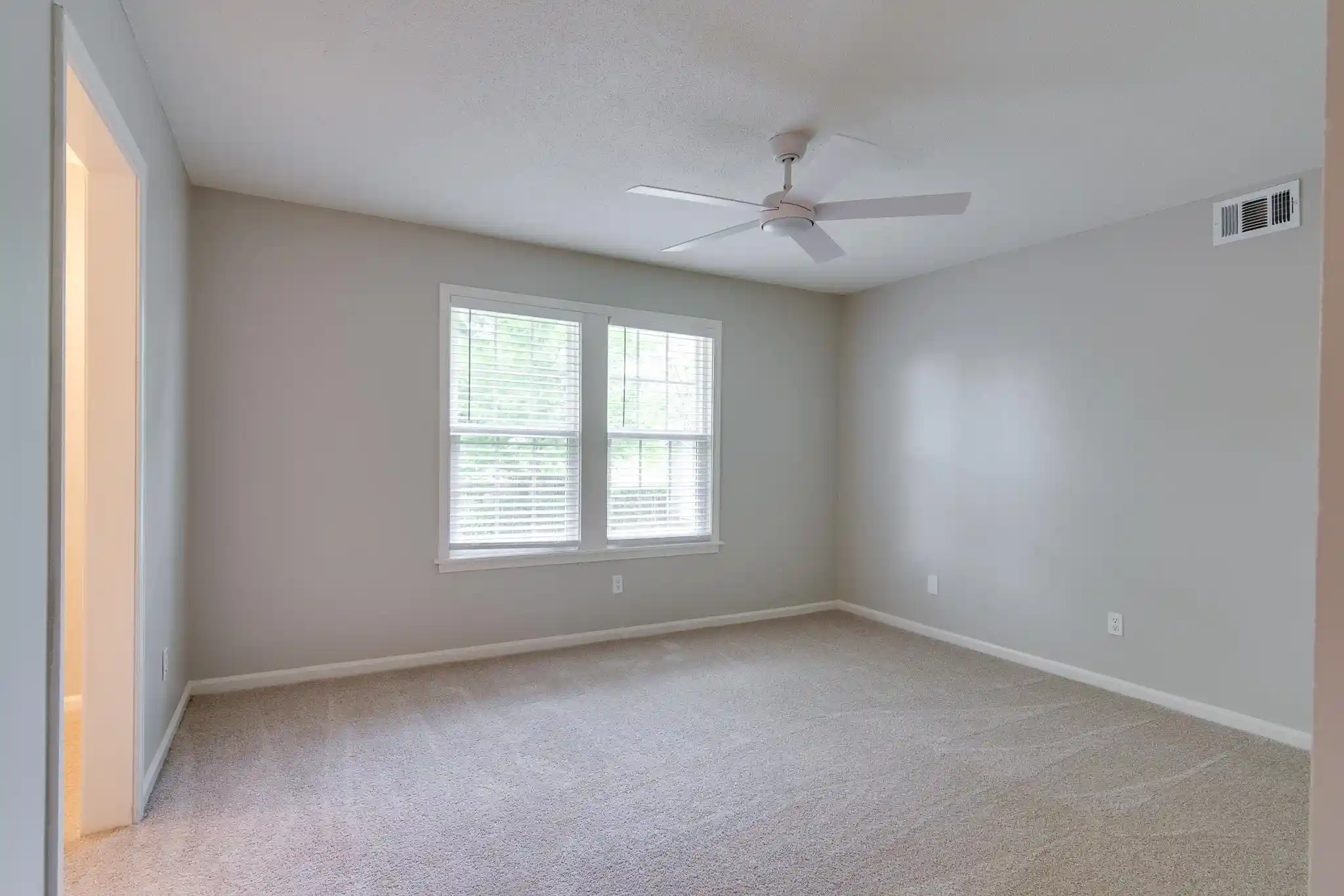 Photo 2 of Sale Pending at 4054 Stillwood Dr, Memphis, TN 38128 | MLS# 10219290 | Listing updated on 2026-09-07