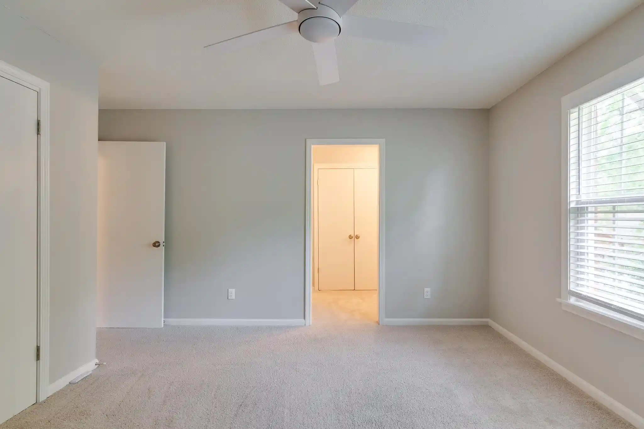 Photo 3 of Sale Pending at 4054 Stillwood Dr, Memphis, TN 38128 | MLS# 10219290 | Listing updated on 2026-09-07