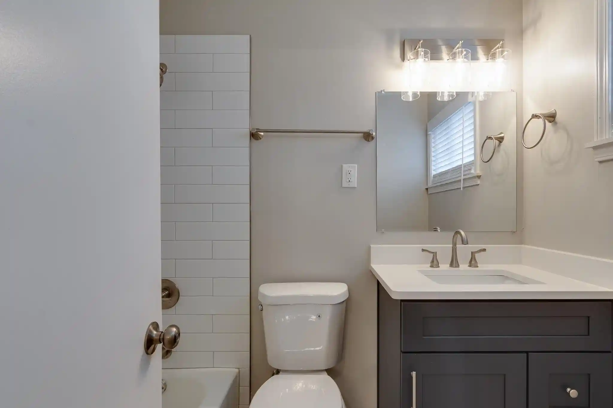 Photo 4 of Sale Pending at 4054 Stillwood Dr, Memphis, TN 38128 | MLS# 10219290 | Listing updated on 2026-09-07
