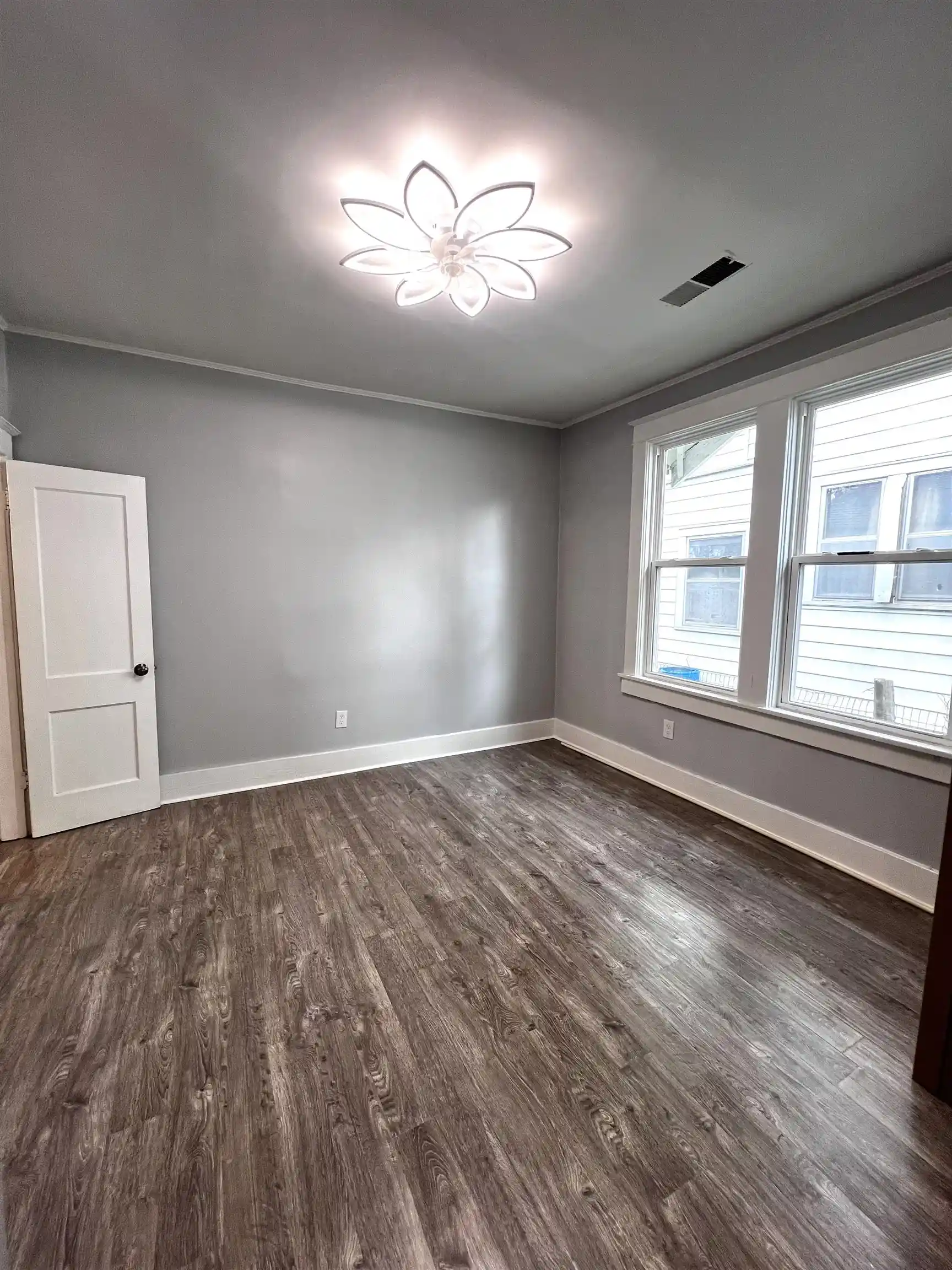 Photo 3 of Single family home for sale at 1052 Faxon Ave, Memphis, TN 38105 | MLS# 10219815 | Listing updated on 2026-04-22