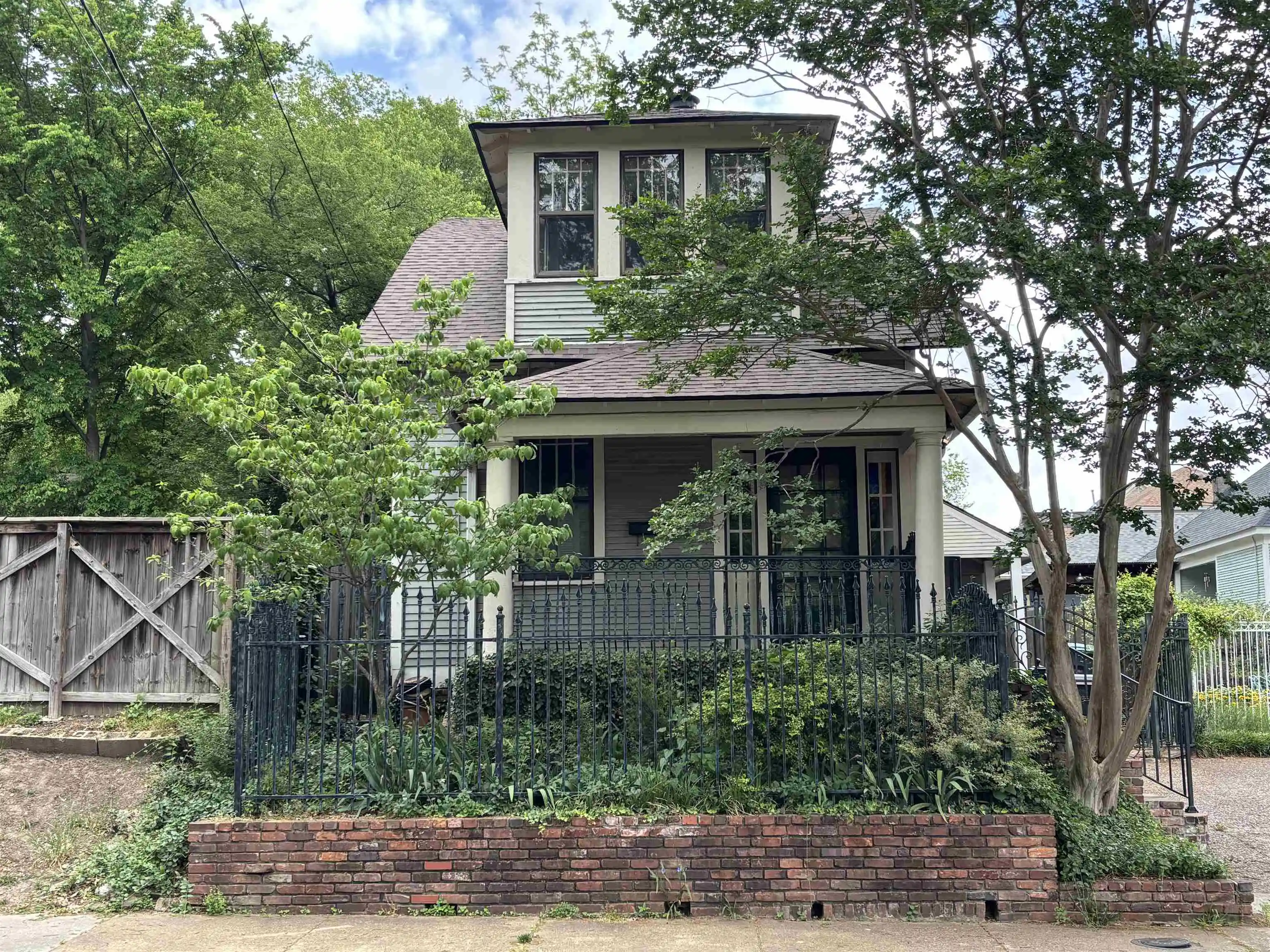 Photo 1 of Sale Pending at 212 Florence Ave, Memphis, TN 38104 | MLS# 10219976 | Listing updated on 2026-09-12