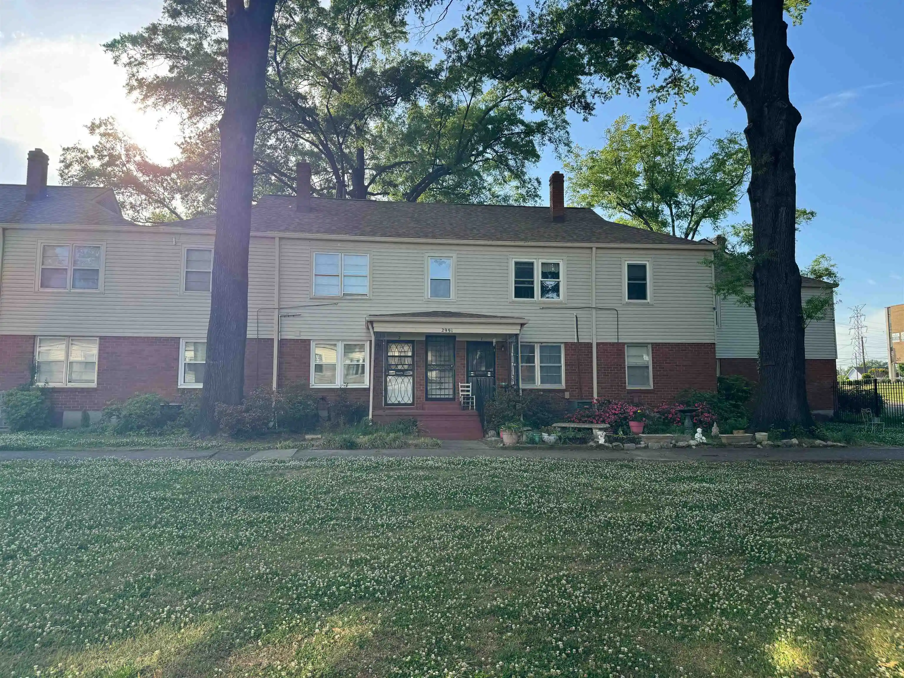 Homes for sale in Memphis, TN | 2991 Walnut Grv Rd, Memphis, TN 38111