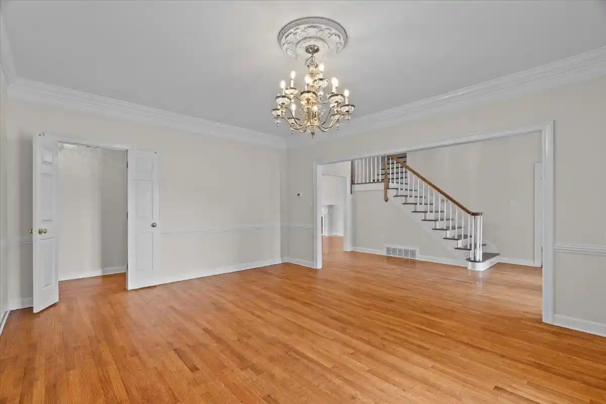 3rd image of 8778 Poplar Pike Dr, Germantown, TN 38138 | MLS# 10220631