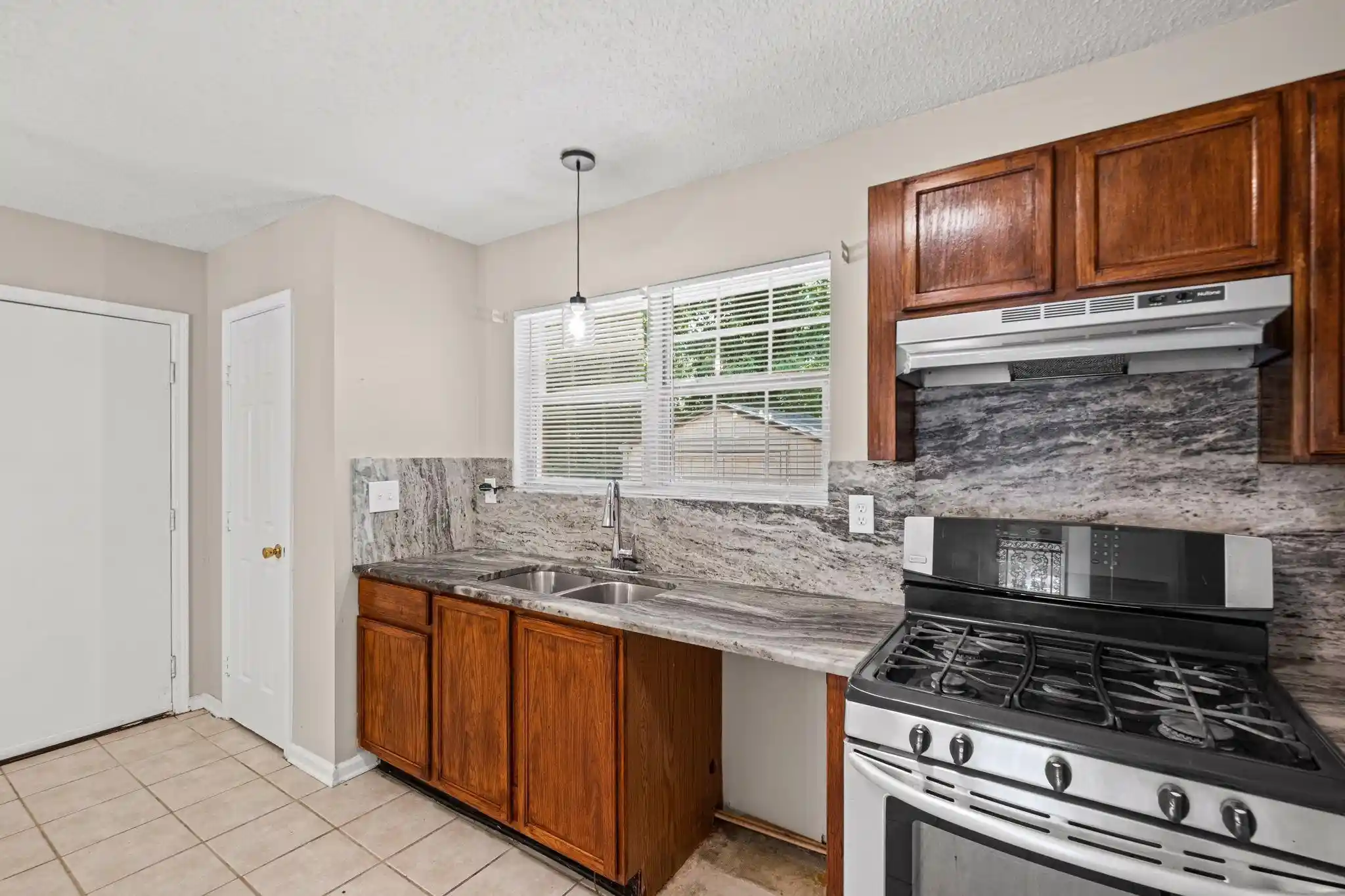 Photo 3 of Sale Pending at 2515 Parkview Dr, Memphis, TN 38128 | MLS# 10220789 | Listing updated on 2026-08-29