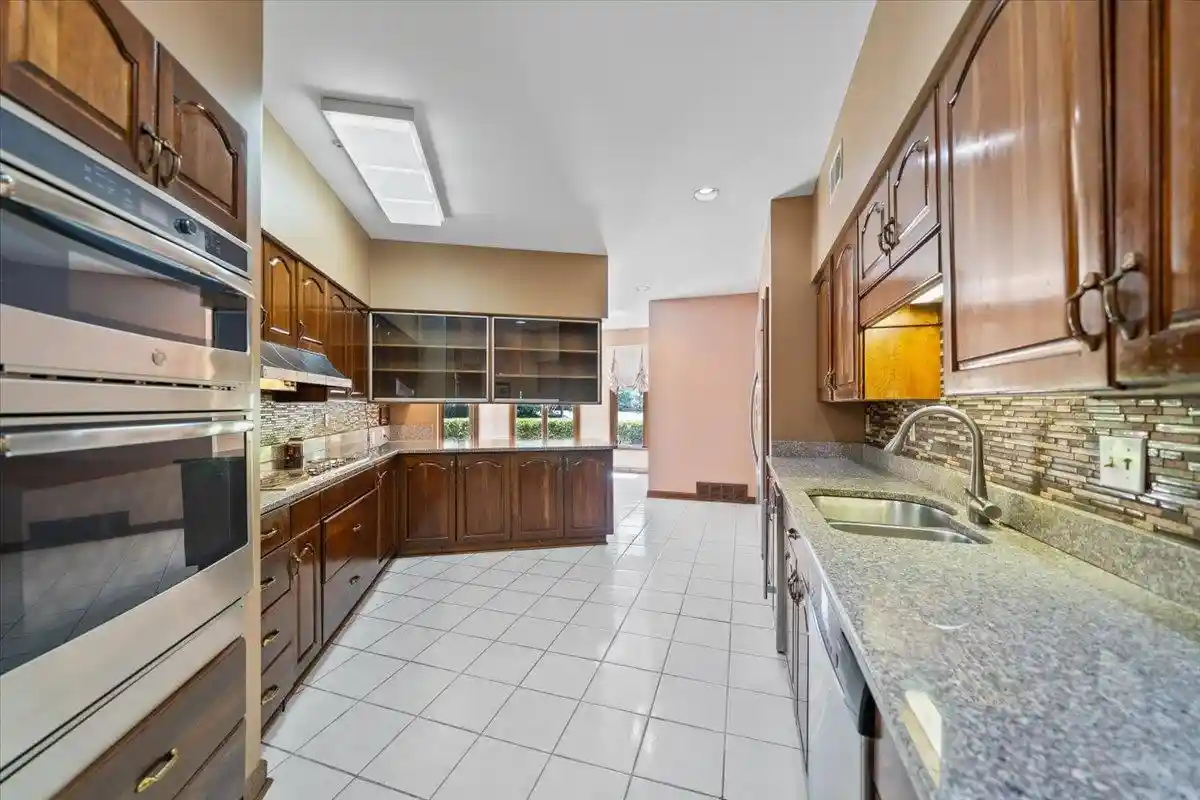 Photo 3 of Single family home for sale at 5992 Manor Cv, Memphis, TN 38120 | MLS# 10220862 | Listing updated on 2026-10-19