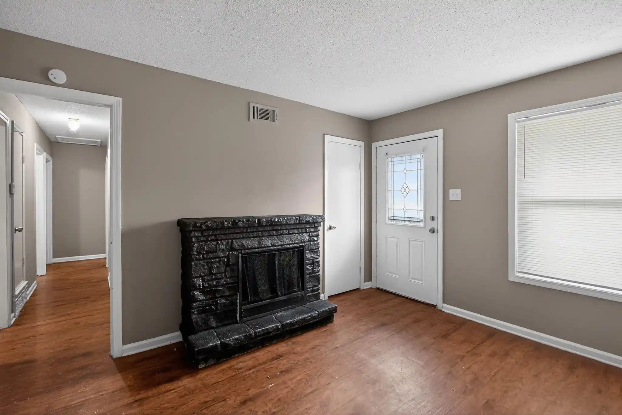 Photo 4 of Sale Pending at 3731 Skylark Dr, Memphis, TN 38109 | MLS# 10221027 | Listing updated on 2026-09-11