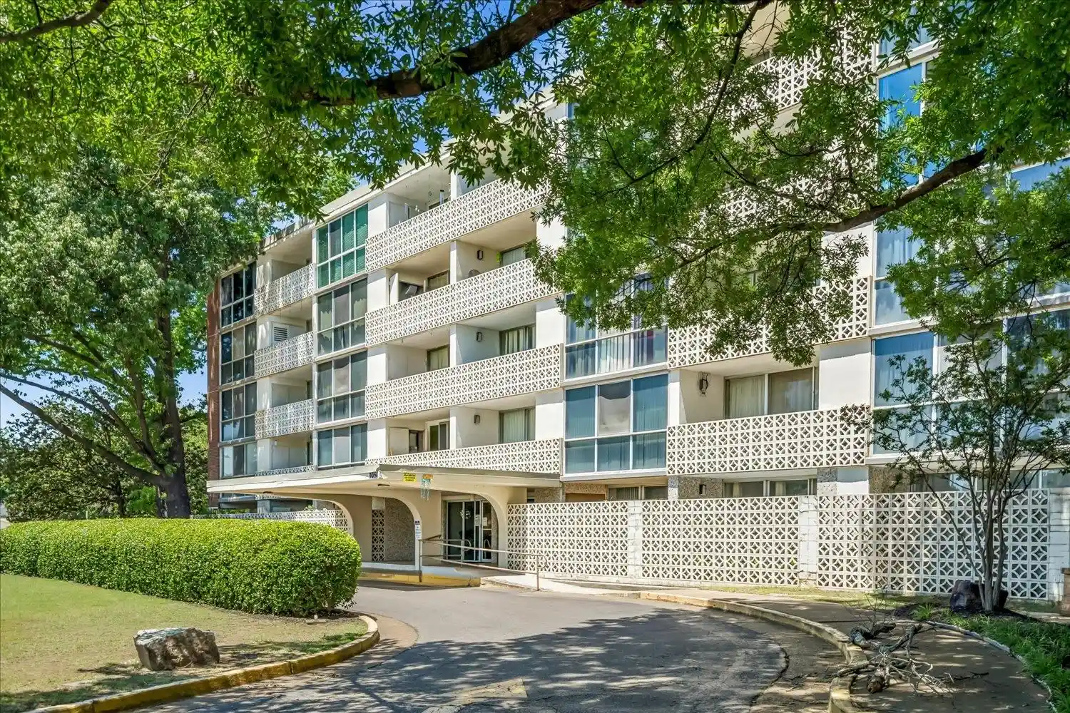 Homes for sale in Memphis, TN | 3080 Walnut Grove Rd #107, Memphis, TN 38111 | MLS# 10221467