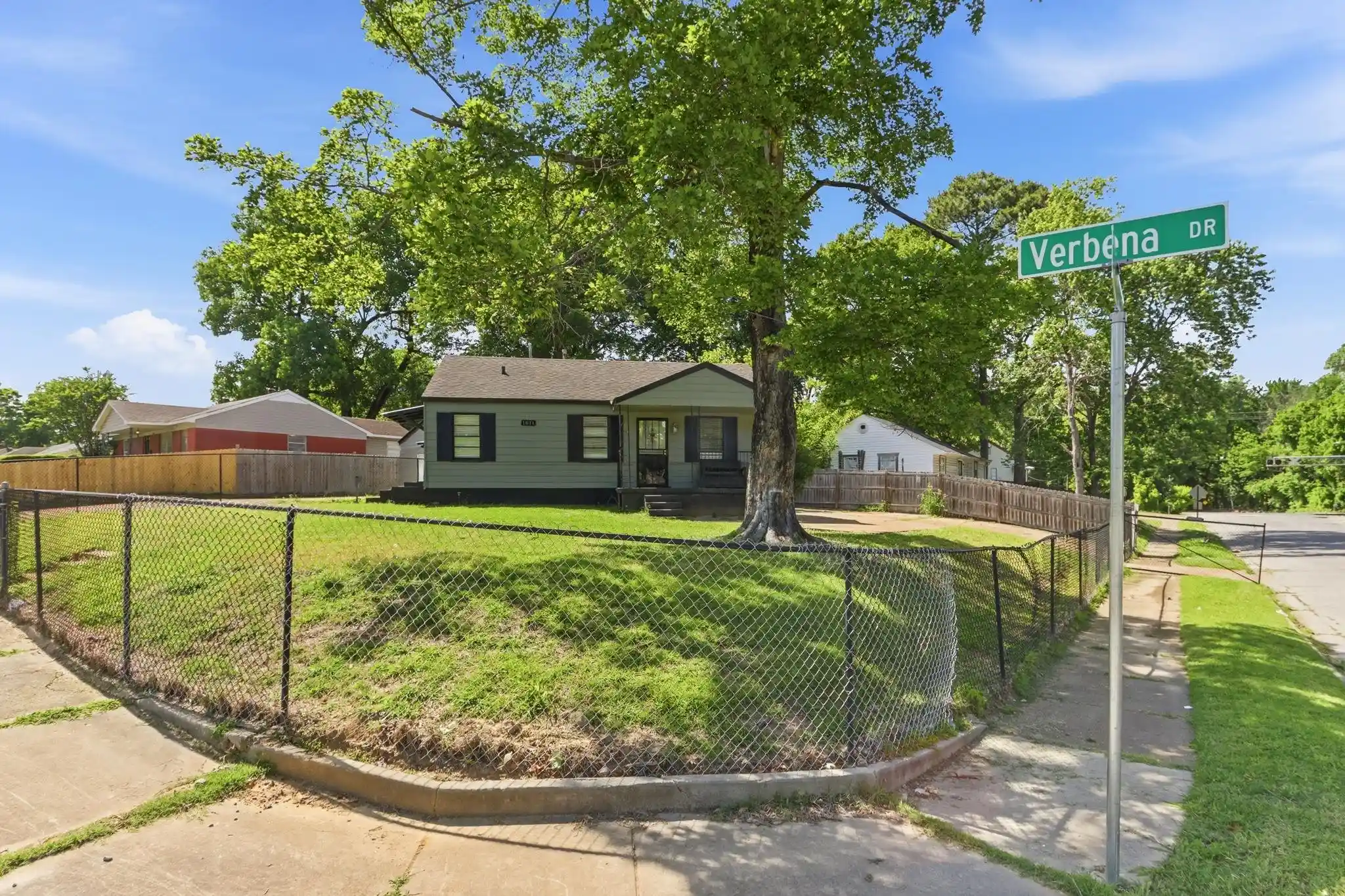 Homes for sale in Memphis, TN | 1811 Wells Station Rd, Memphis, TN 38108 | MLS# 10221676