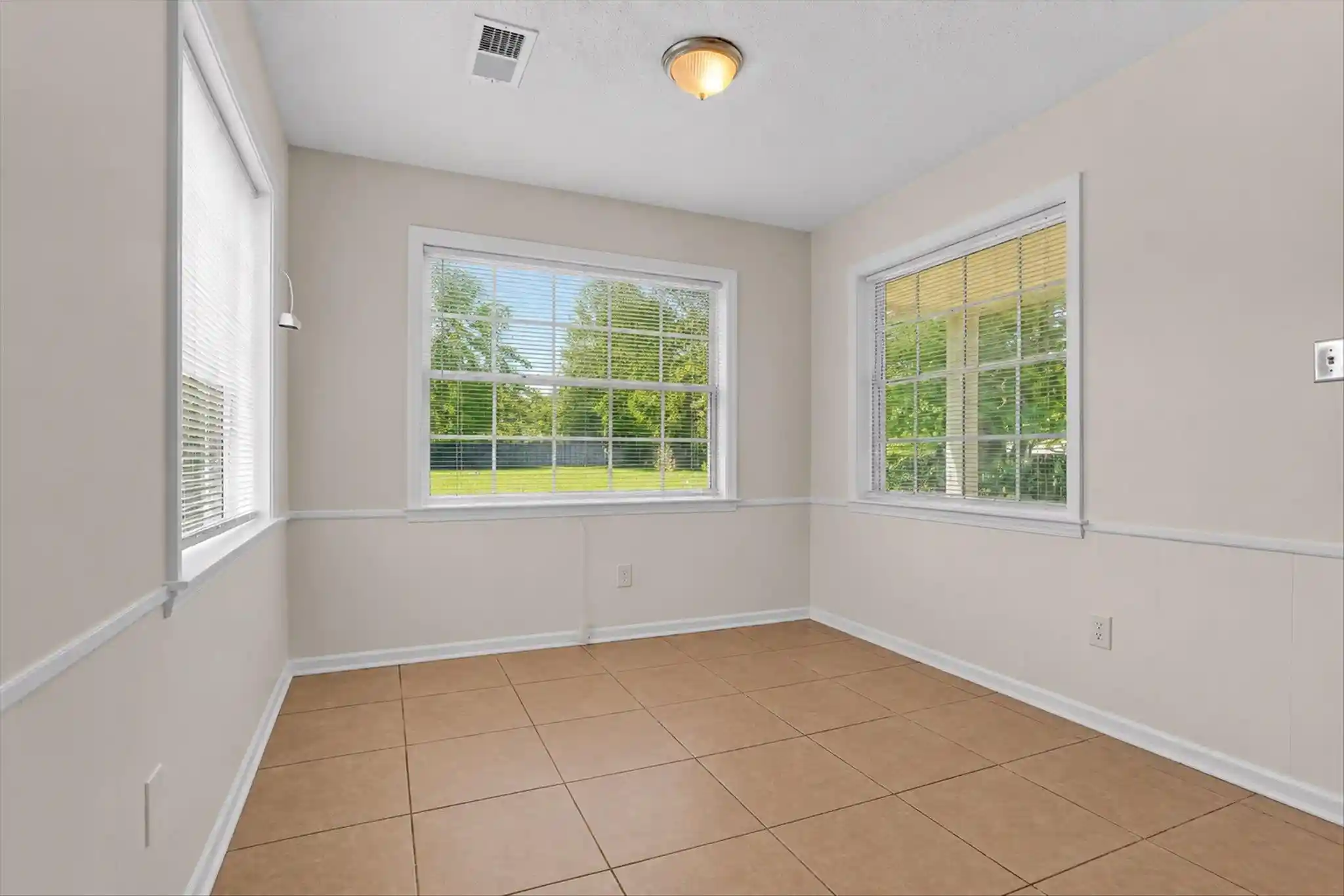 Photo 3 of Sale Pending at 5211 Blueridge Dr, Memphis, TN 38134 | MLS# 10221778 | Listing updated on 2026-08-30