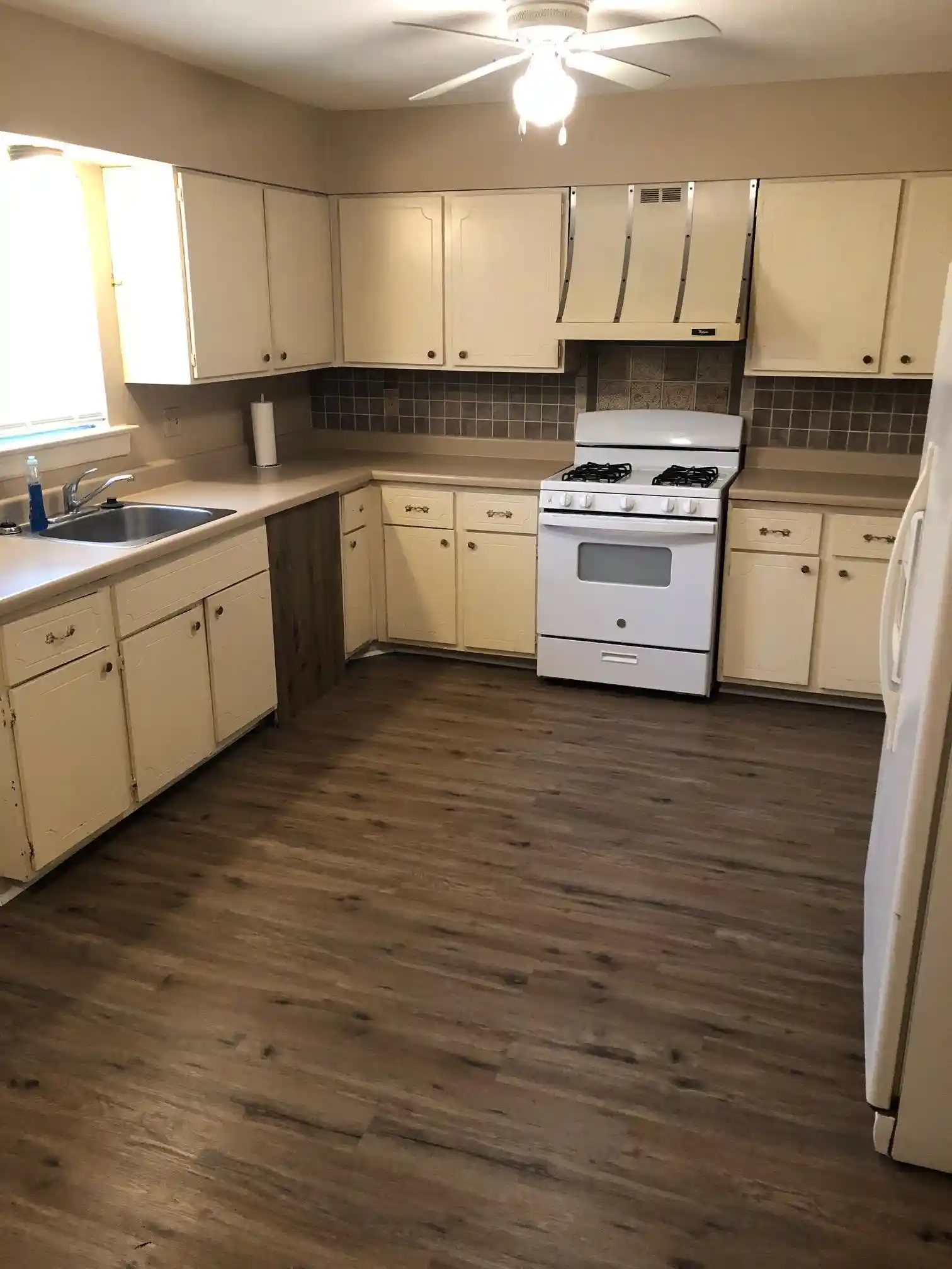 Listing Photo 4 - Condo for sale in building located at 3209 Thirteen Colony Mall, Memphis, TN 38115 - Unit #2B